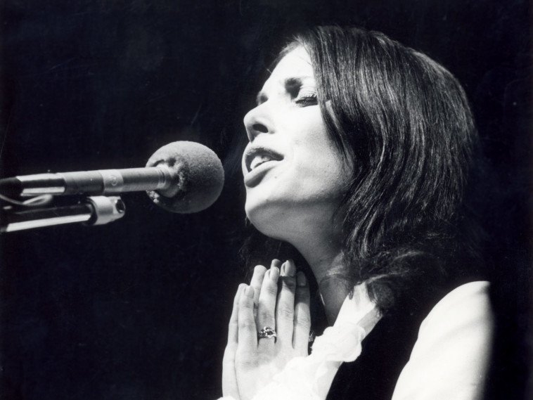 שולה חן. צילום: עיתון במחנה