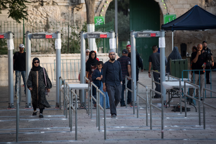 המגנומטרים בהר הבית. צילום:  יונתן זינדל, פלאש 90 