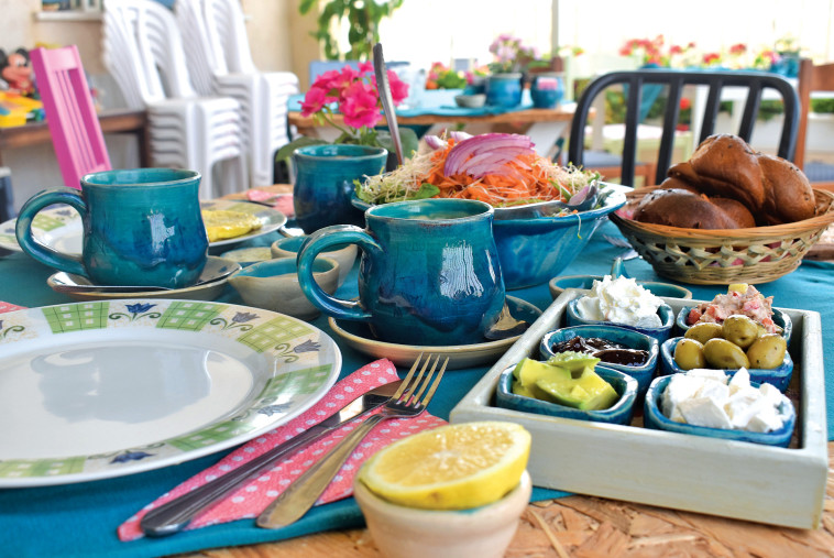 ארוחת בוקר באלטע בוטיקפה. תוכלו להתענג כאן על שקשוקה, בורקס, סלטים ומה לא? צילום: מיטל שרעבי