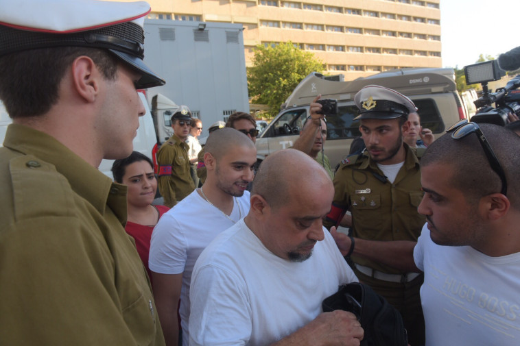 אזריה יוצא מבית הדין לערעורים. צילום: אבשלום ששוני 