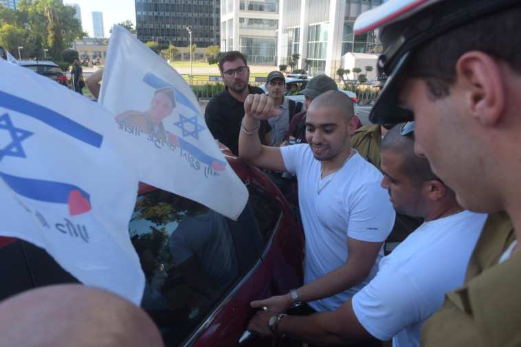 אזריה יוצא מבית הדין הצבאי. צילום: אבשלום ששוני