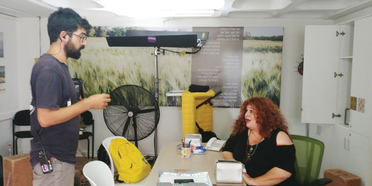 אסתי זקהיים בעת השבתת צילומי &quot;נעלמים&quot;. צילום: באדיבות שח&quot;ם 