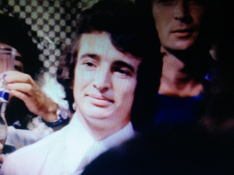 אדי כוגן. צילום מסך מתוך הסרט &quot;מציצים&quot;