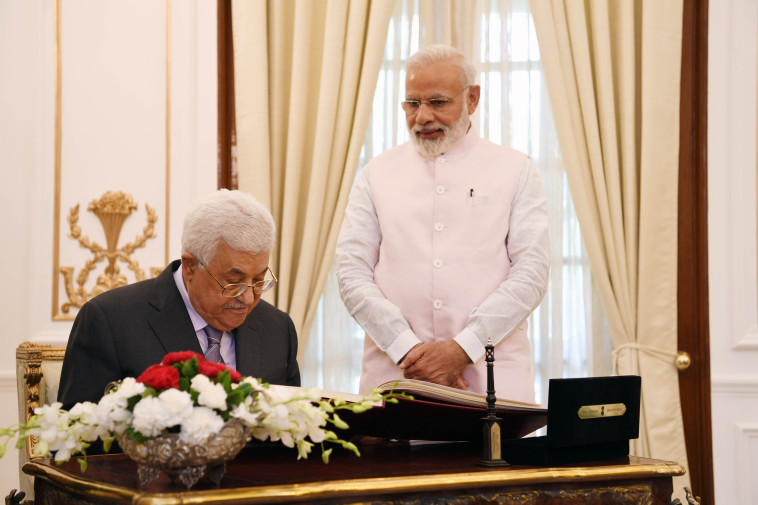 מודי ואבו מאזן בפגישתם ברמאללה. צילום: Getty images