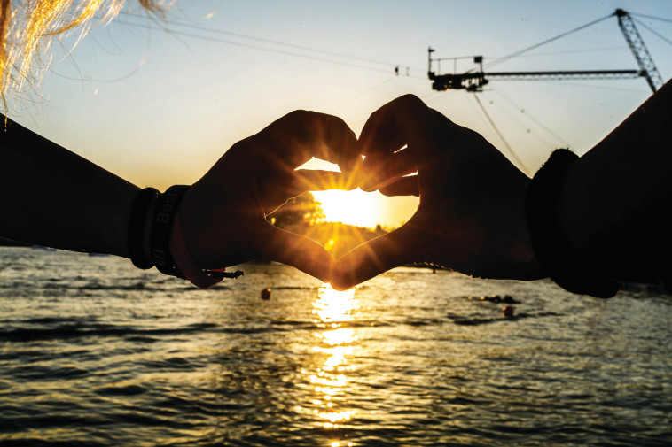 ט&quot;ו באב ב־LAKE TLV. צילום: יח&quot;צ 