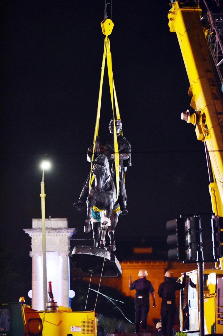 הסרת פסל של גנרל הקונפדרציה פייר גוסטב טוטאן דה בורגארד רכוב על סוס. צילום: רויטרס