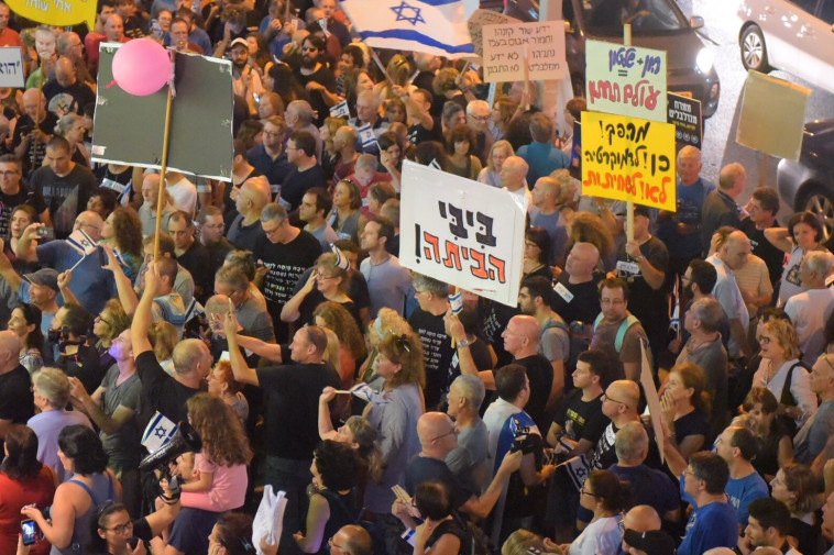 ההפגנות בקרבת בית היועמ&quot;ש בפ&quot;ת. צילום: אבשלום ששוני