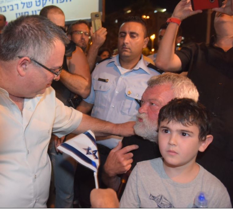 חברי הכנסת גילאון וביטן בהפגנה. צילום: אבשלום ששוני