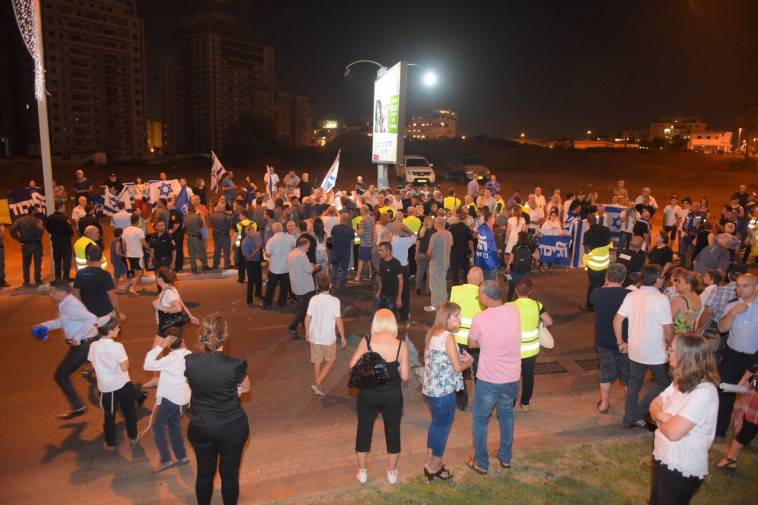 מפגינים מטעם הליכוד בפתח תקווה. צילום: אבשלום ששוני