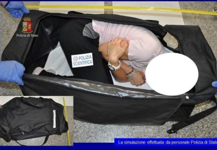 Polizia Di Stato/Twitter .שוטרת הדגימה את הדרך בה נחטפה איילינג