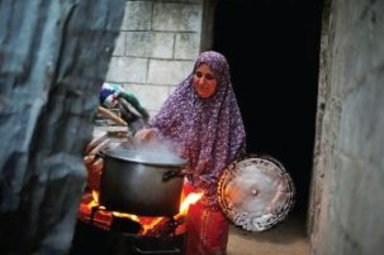 ישה מבשלת במהלך הפסקת חשמל בעזה. צילום: רויטרס