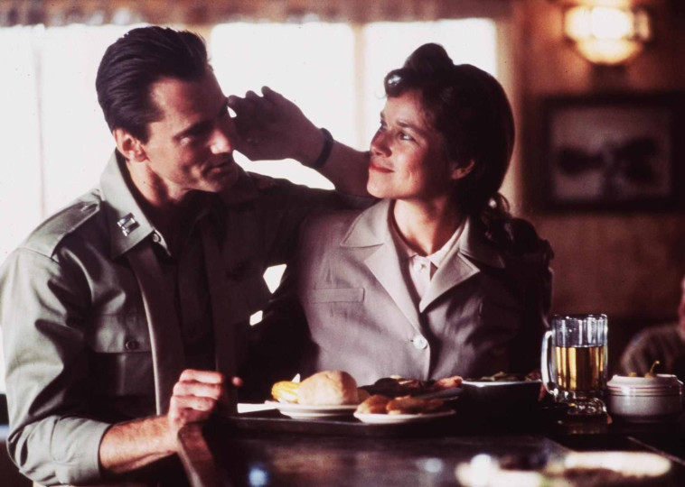 סם שפרדBarbara Hershey and Sam Shepard in The Right Stuff (1983) צילךום: IMDB סם שפרדBarbara Hershey and Sam Shepard in The Right Stuff (1983) צילךום: IMDB