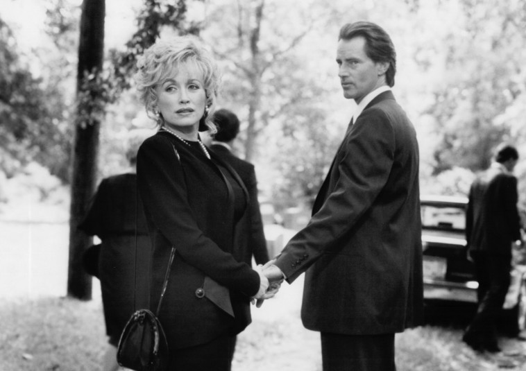 צילום: IMDB Dolly Parton and Sam Shepard in Steel Magnolias (1989) צילום: IMDB Dolly Parton and Sam Shepard in Steel Magnolias (1989)
