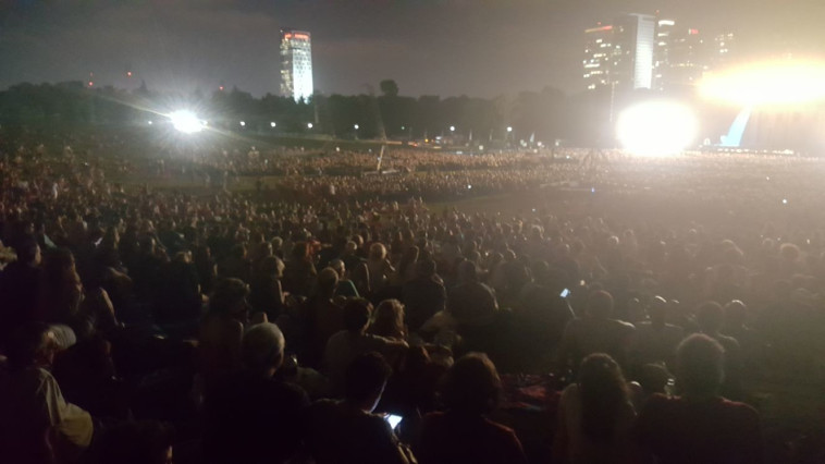 32 אלף צופים אימצו עיניים ונהנו. צילום: יובל בר
