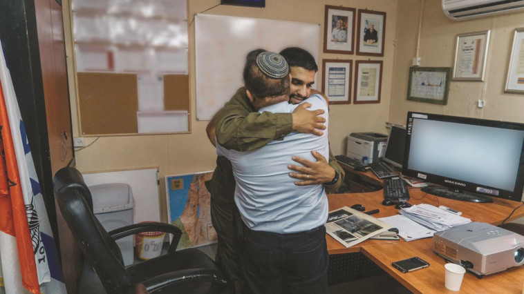 "סגירת מעגל". רס"ן נסים אלוק עם אביו של סמ"ר תורג'מן. צילום: דובר צה"ל "סגירת מעגל". רס"ן נסים אלוק עם אביו של סמ"ר תורג'מן. צילום: דובר צה"ל
