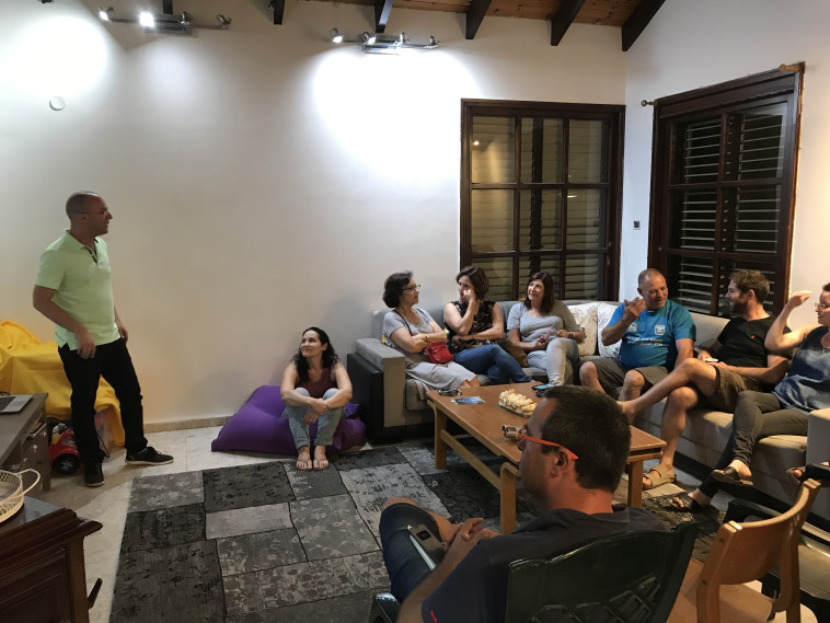 חוג בית של הליכודניקים החדשים. צילום: עדי נס