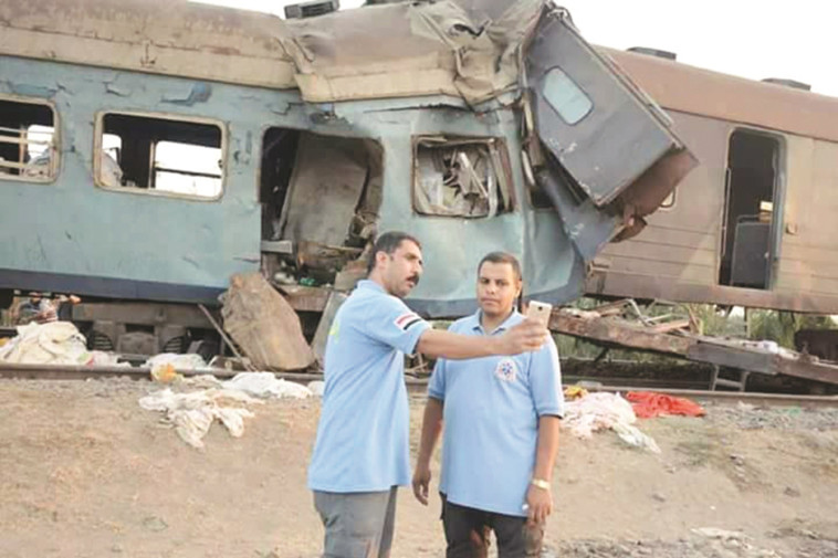 סלפי סמוך לתאונת הרכבות במצרים. צילום מסך