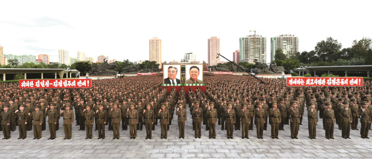 קשה להעריך את מידת הסכנה הגרעינית.  מפגן עוצמה צבאית בפיונגיאנג,  בשבוע שעבר. צילום: רויטרס