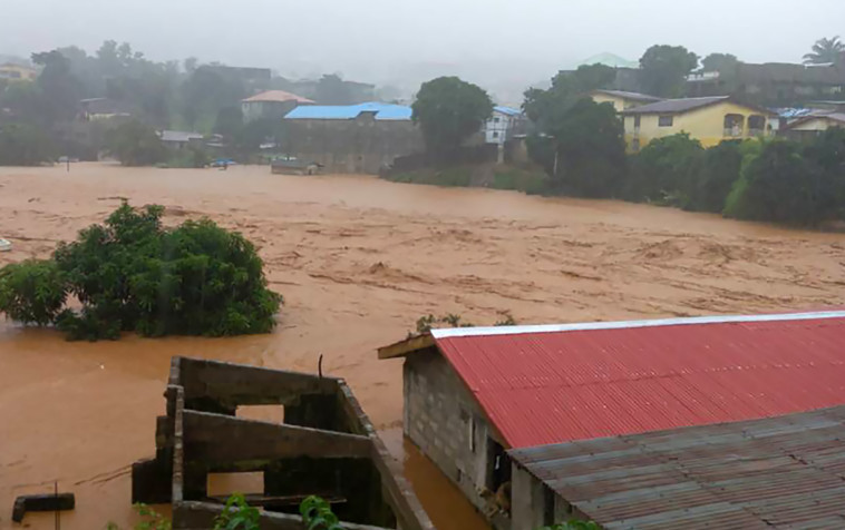 האסון בסיירה לאון. מאות הגיעו למקום כדי לחפש את יקיריהם. צילום: AFP