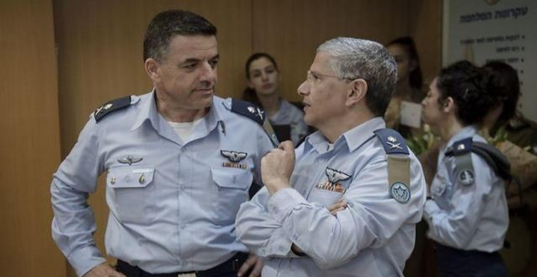מפקד חיל האוויר הנכנס נורקין עם המפקד היוצא אמיר אשל. צילום: דובר צה&quot;ל