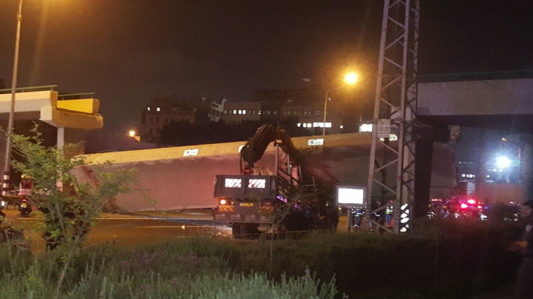 המשאית שהתנגשה בגשר בכביש 4. צילום: אלון חכמון