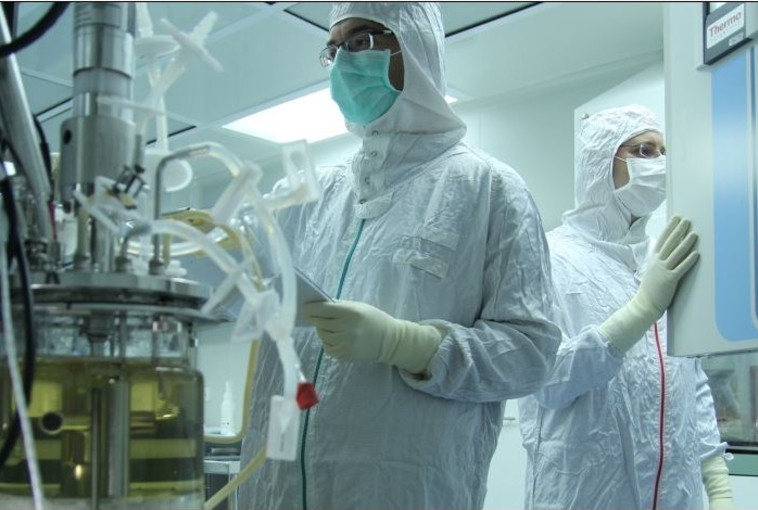 עובדי חברת הביו-רפואה &quot;פלורסיסטם&quot;. צילום: יח&quot;צ