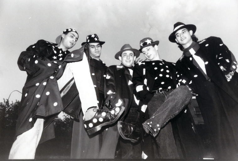 נוער שוליים. צילום: ראובן קסטרו 