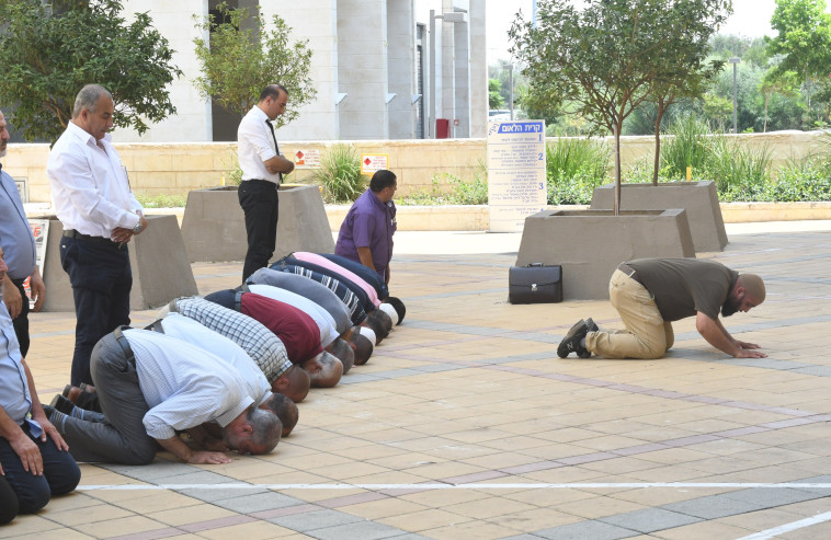 הפגנת תמיכה בראאד סלאח מחוץ לבית משפט השלום בראשל&quot;צ