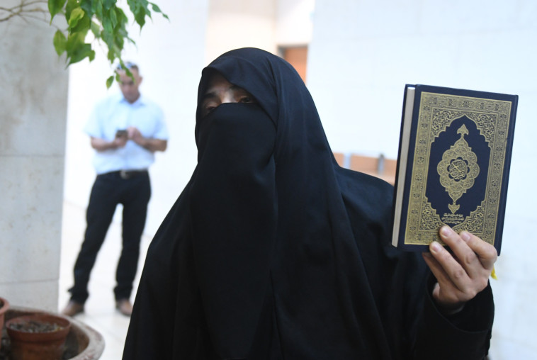 אשתו של ראאד סלאח מחוץ לדיון. צילום: אבשלום ששוני