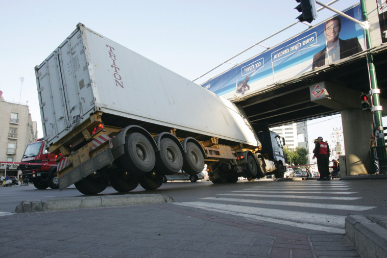 &quot;עד כה משאית לא גרמה להתמוטטות גשר בטון&quot;. תל אביב 2007. צילום: רענן כהן 