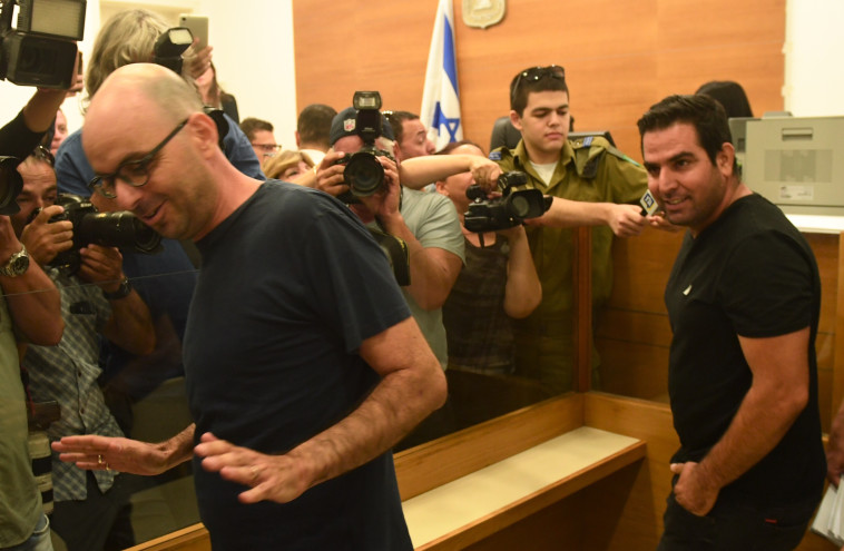 מני נפתלי ואלדד יניב הבוקר בביהמ"ש. צילום: אבשלום ששוני