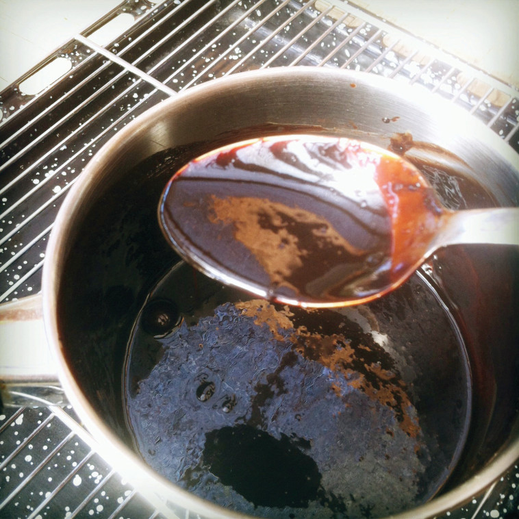 ממיסים את החמאה עם השוקולד. צילום: פסקל פרץ רובין