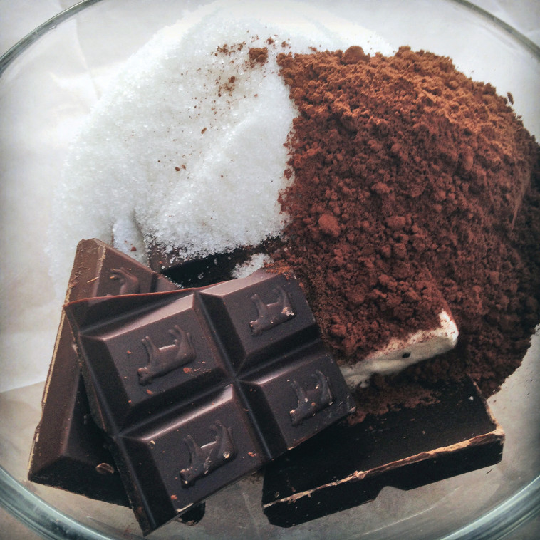 מערבבים בקערה שברי עוגיות אוראו ושבבי ברס. צילום: פסקל פרץ רובין