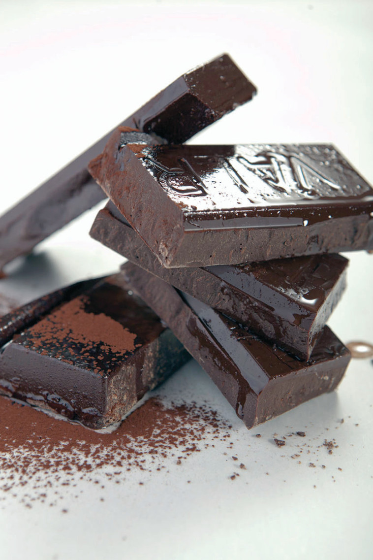 שוקולד מריר. 80 גרם יספיקו. צילום: פסקל פרץ רובין