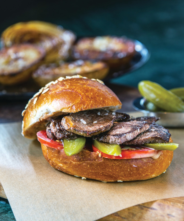 לחמניית פרנה עם סטייק מינוט. צילום: איתן וכסמן