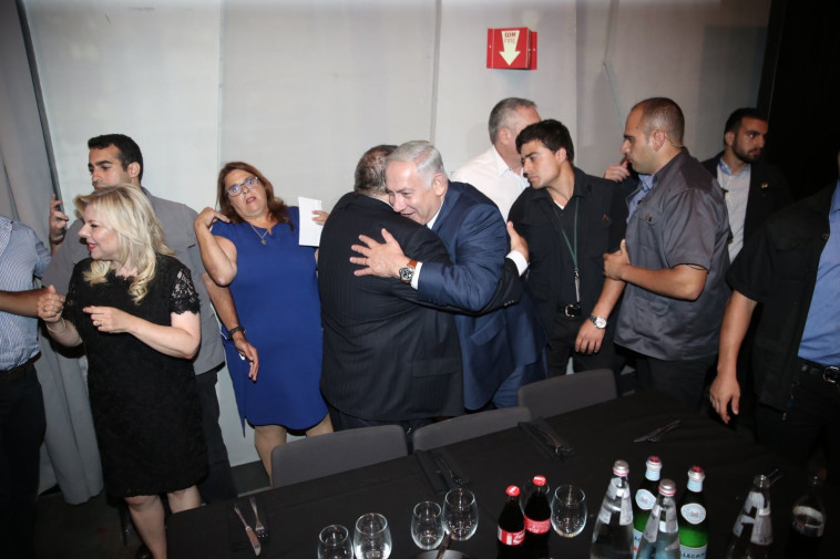 בנימין נתניהו ודוד ביטן מתחבקים בחתונת בתו של ביטן. צילום: אלירן אביטל, לאגו מרכז אירועים וכנסים בראשל&quot;צ
