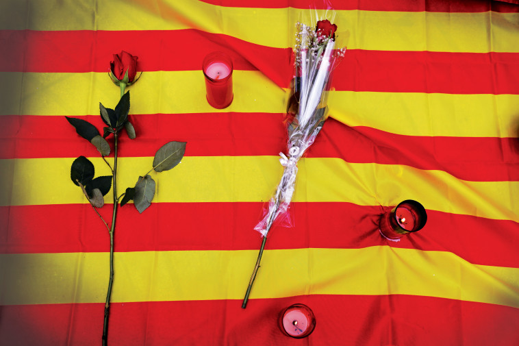 הניחו פרחים והתנגדו להאשמת מוסלמים. טקס לזכר הקורבנות בברצלונה, צילום: רויטרס