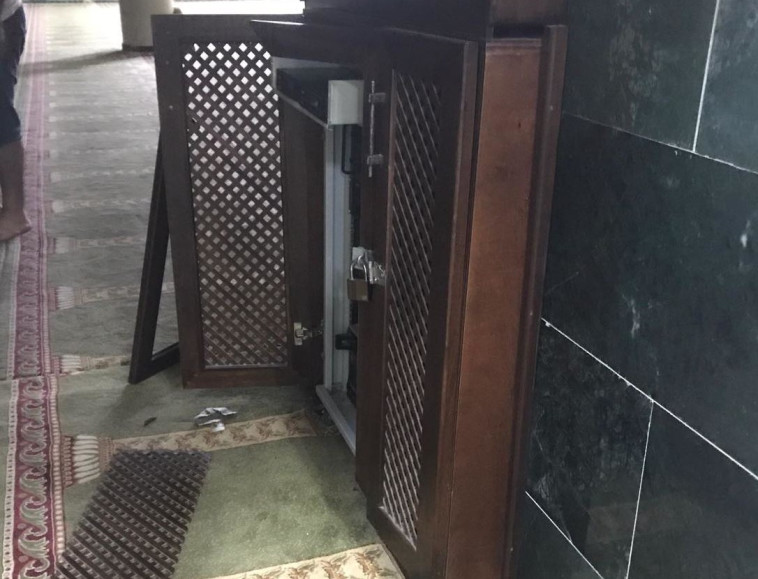 ארון שנפרץ במהלך החיפוש במסגד. צילום: יחיא אמל ג'בארין TPS