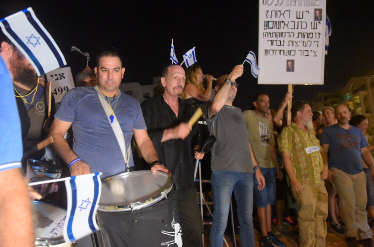 היה ברור שלא מדובר עוד ביוזמה מקומית. יניב ונפתלי בהפגנה בפתח תקווה. צילום: אבשלום ששוני