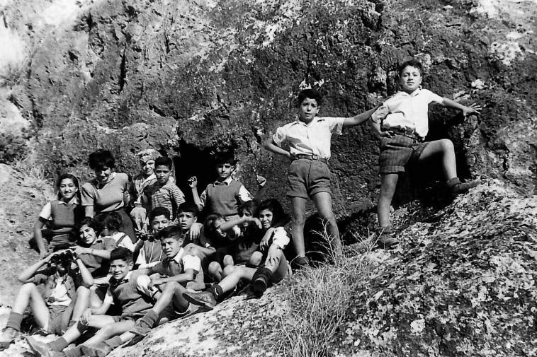 גסיה נון עם ילדי קבוצת ירדן בשנות ה-50. צילום: אריה גולדברג