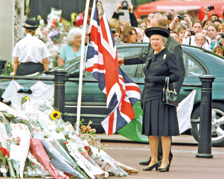 המלכה אליזבת בהלוויית הנסיכה דיאנה . צילום רויטרס