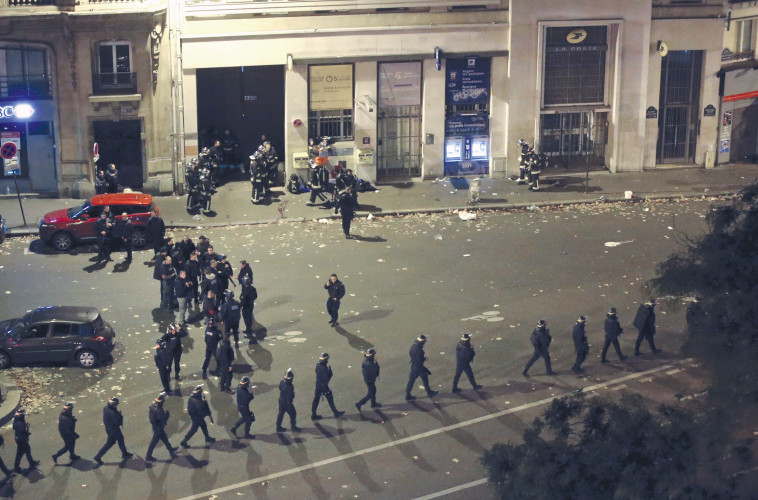 &quot;הפיגוע בבטקלאן. &quot;חוץ מהצבת כוח צבאי במרחק ניכר מהמשטרה אז, הצבא הגן בעיקר על עצמו&quot;. צילום: רויטרס