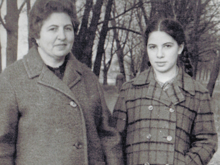 נונה קוכינה עם אביה. צילום: יוסי אלוני, רפרודוקציה