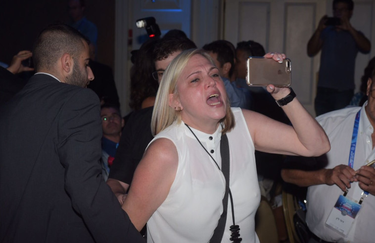 מפגינה קוטעת את נאום איילת שקד, צילום: אבשלום ששוני