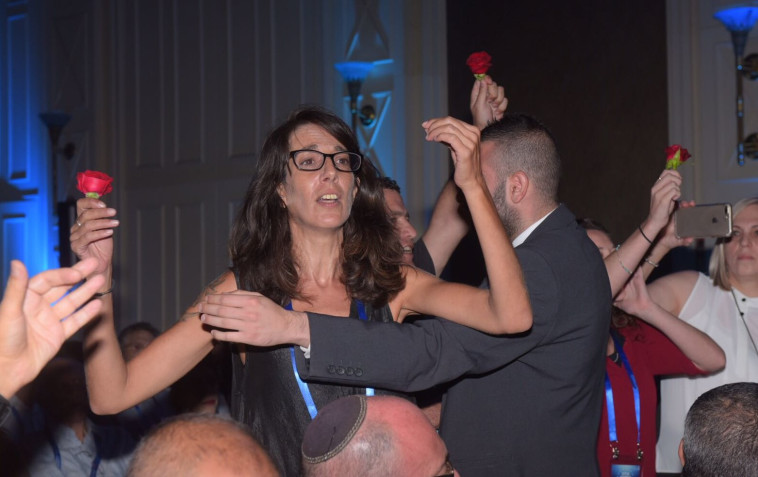 המפגינים קוטעים את נאומה של שקד. צילום: אבשלום ששוני