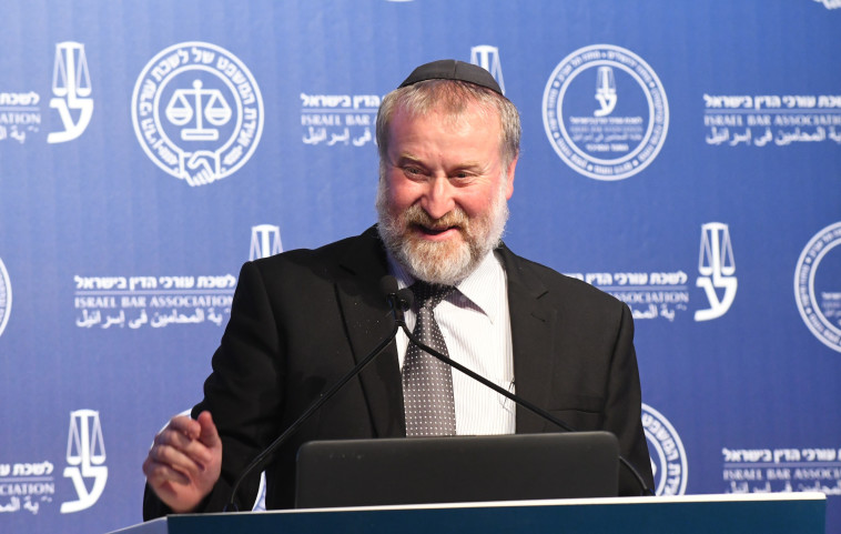 הכדור בידיו. מנדלבליט. צילום: אבשלום ששוני