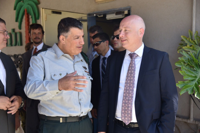 ג'ייסון גרינבלט עם יואב מרדכי. "יש לשליח של טראמפ למזה"ת מספיק מידע על ההתנחלויות". צילום: דוברות מתפ"ש ג'ייסון גרינבלט עם יואב מרדכי. "יש לשליח של טראמפ למזה"ת מספיק מידע על ההתנחלויות". צילום: דוברות מתפ"ש