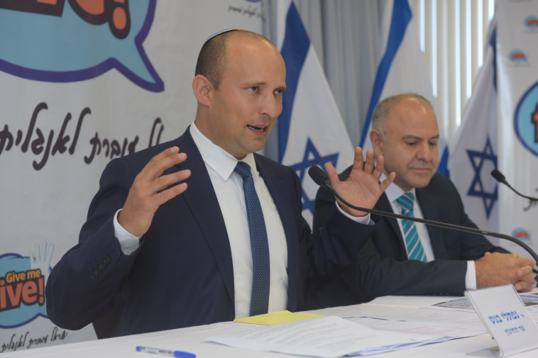 שר החינוך בנט ומכ&quot;ל המשרד אבוהב מציגים את תוכנית give me five. צילום: אבשלום ששוני