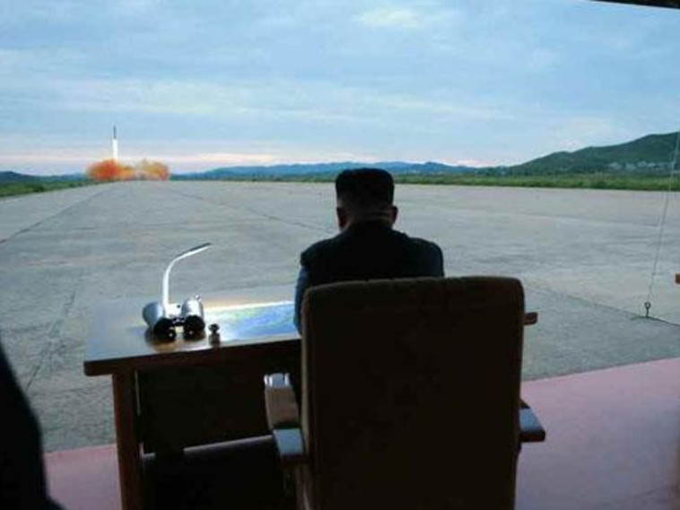 קים ג'ונג און צופה בשיגור הטיל הנליסטי לעבר יפן. צילום: צילום מסך Independent 