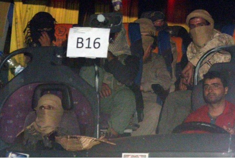 לוחמי דאעש מתפנים מגבול סוריה-לבנון. צילום: רויטרס